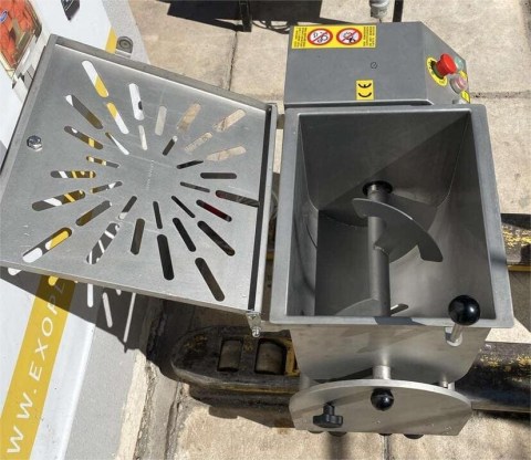 Μεταχειρισμένη Μπιφτεκομηχανή Αυτόματη Με 2 Μήτρες του Ιταλικού οίκου  LA MINERVA  